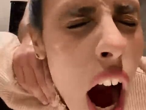 سكس نورهان الموظفة نيك في حمام الشركة بتقول اه يا طيزي اه يا كسي