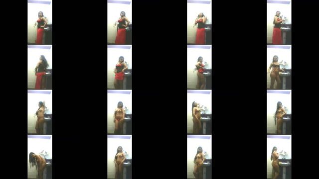 شرموطة اندر ايدج بتقلع في الحمام وتهيج صاحبها