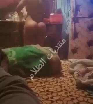 زوج ديوث يتجسس على زوجته اثناء تجهيزات ليله الخميس وهى بتروق نفسها