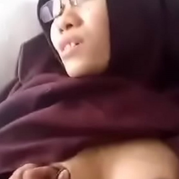 سكس نيك محجبة اسيوية لابسة نظارة ولعب في بزازها - سكس عربدة - Arbada Porn