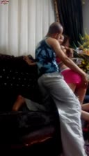 الواد جاب جارته في الشقه وزنقها علي الكنبه وفاشخ كسها لحس ودعك وبيصورها من غير ماتاخد بالها